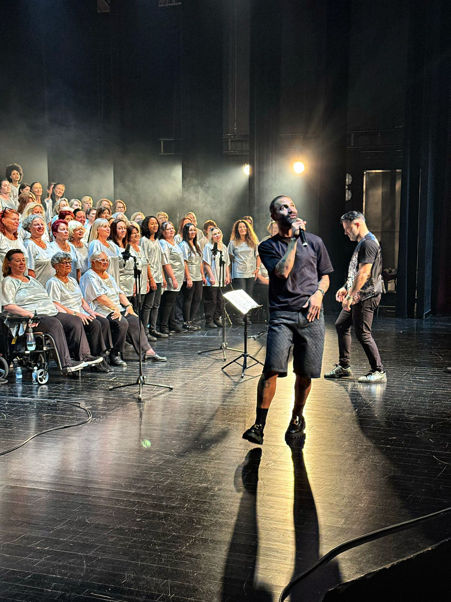 Ycare chantant avec Frank Castellano dirigeant la chorale Chprus-United à Plessis-Robinson