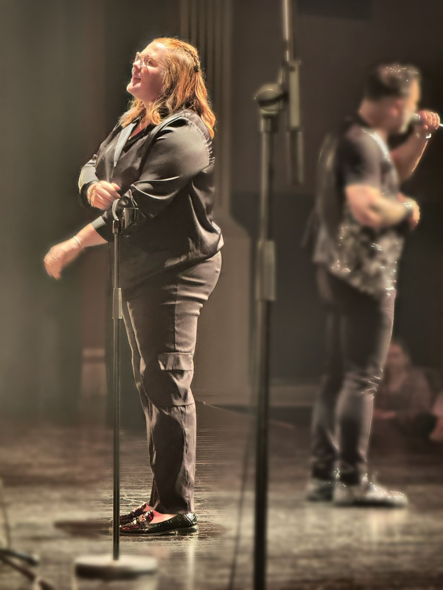 Chef de chœur Cindy Leblanc et Frank Castellano sur scène au théâtre de l'Allégria