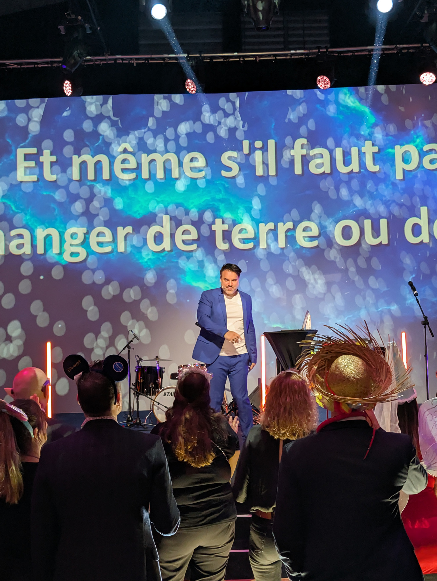 Chef Frank Castellano sur scène en face d'une foule de personne.