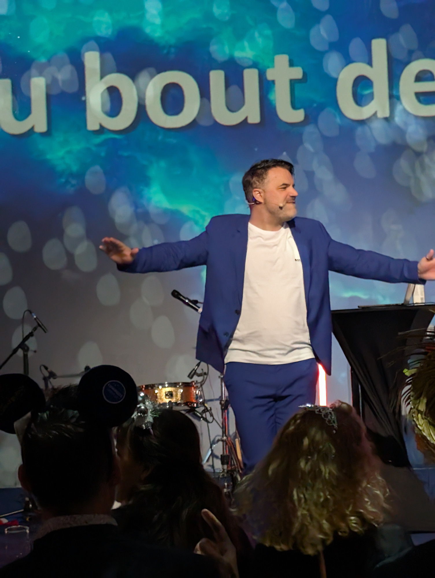 Chef Frank Castellano dirigeant sur scène un chœur