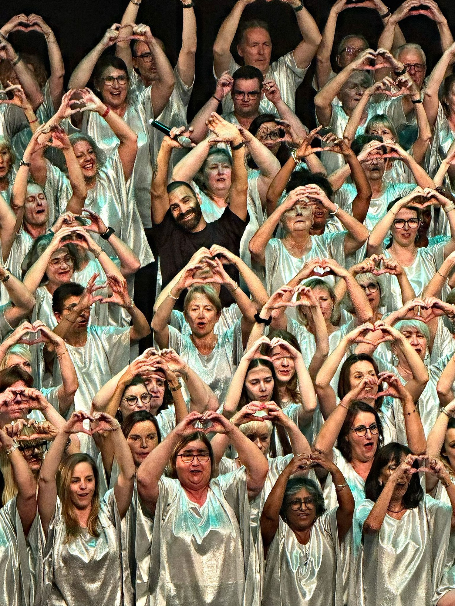 Ycare au milieux des choristes au concerts de Chorus-United à Plessis-Robinsons