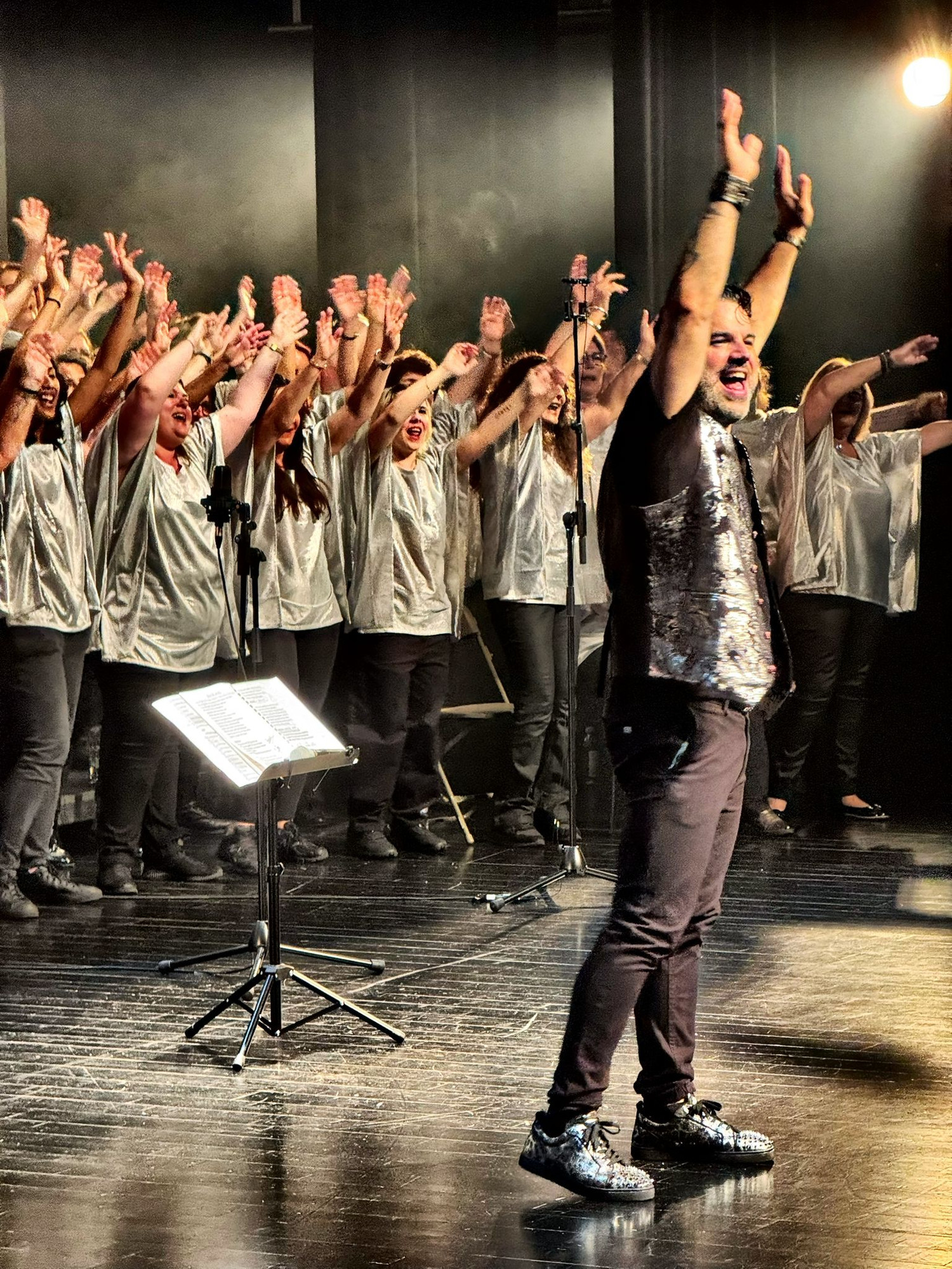 Chorus-United saluant le public du théâtre de l'Allégria